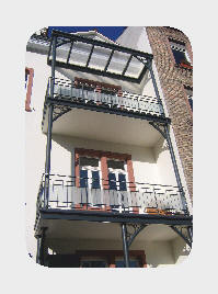 Anbau- Balkon über 3 Stkw. incl. Überdachung.
Mit integriertem Regenwasserablauf.
(Stahl- Unterkonstruktion, feuerverzinkt u.Lackbeschichtung)